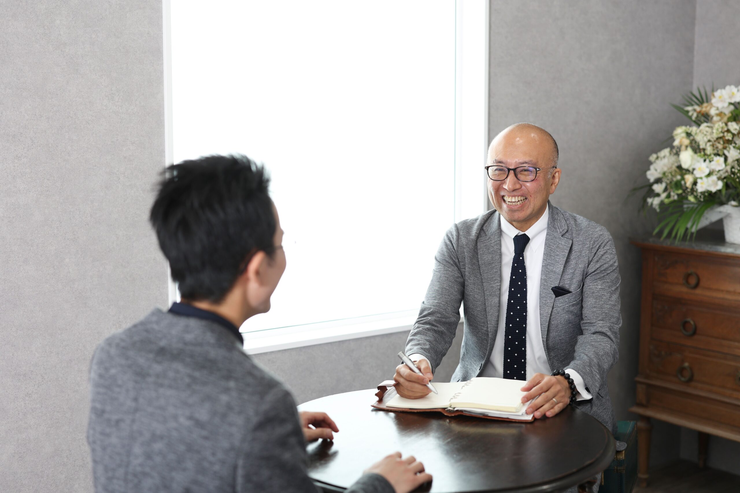 ベルマリエ代表カウンセラーと会員様が話ししている様子